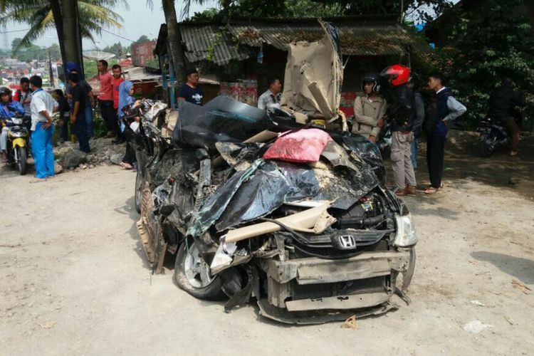 Salah satu mobil yang terlibat kecelakaan di tanjakan Cimande, Jalan Raya Bogor-Sukabumi, Kecamatan Caringin, Bogor, Jawa Barat, mengalami rusak parah, Senin (10/7/2017).