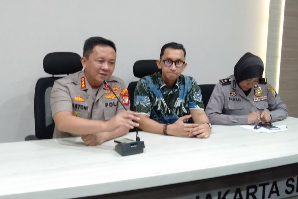 Kapolres Metro Jakarta Selatan, Komisaris Besar Bastoni Purnama (kiri) dan Kasat Reskrim polres Jakarta Selatan, Komisaris Polisi Andi Sinjaya Ghalib (tengah)  dalam jumpa pers soal kasus persekusi yang dialami anggota Banser NU, Rabu (11/12/2019)