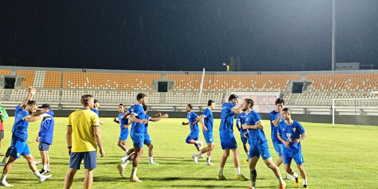 Persib Bandung menjalani official training di Stadion Segiri sebagai persiapan akhir menghadapi Persija Jakarta.
