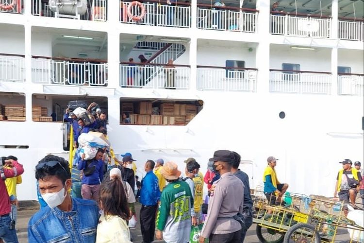 Suasana penumpang di Pelabuhan Samarinda, Kalimantan Timur masih terbilang stabil.