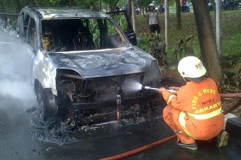 Mobil Nissan X Trail Hangus Terbakar di Duren Sawit 