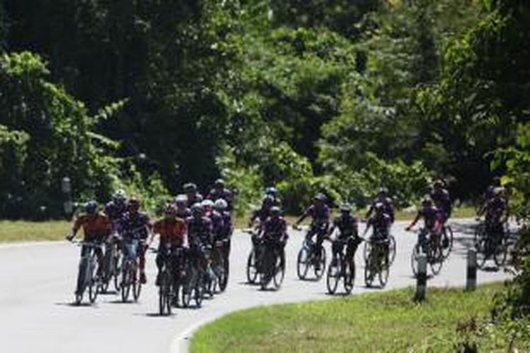 Tim Kompas Jelajah Sepeda Manado-Makassar melanjutkan etape X dari Tomoni menuju Palopo, Sulawesi Selatan, Rabu (27/8/2014). Etape X menempuh jalan yang relatif mendatar dengan jarak 138 kilometer.