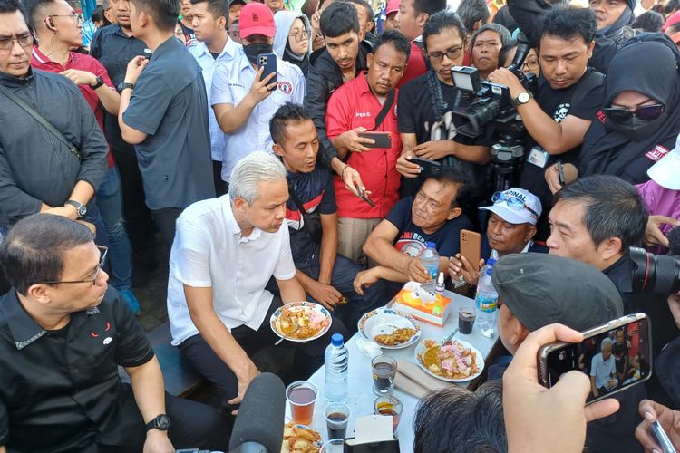 Bakal calon presiden dari Partai Demokrasi Indonesia (PDI-P) Ganjar Pranowo makan lontong sayur di Pasar Anyar Bahari, Warakas, Jakarta Utara, Sabtu (24/6/2023).