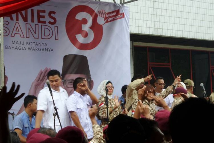 Pendukung pasangan calon gubernur dan calon wakil gubermur nomor urut tiga, Amies Baswedan dan Sandiaga Uno tengah berjoget dan merayakan hasil semrntara hitung cepat yang menunjukkan keunggulan pasangan tersebut, di Kantor DPP Partai Gerindra, Ragunan, Jakarta Selatan, Rabu (19/4/2017).
