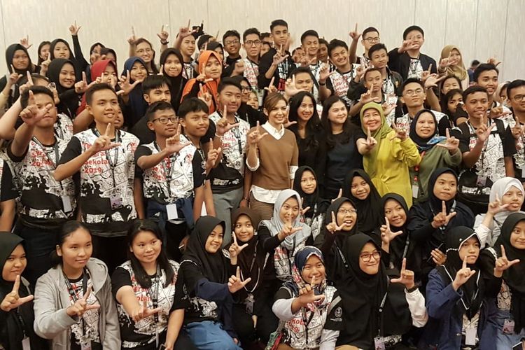 Najwa Shihab (Jurnalis/pendiri narasi.tv) membagikan kisahnya kepada peserta FLS 2019 dalam sesi bincang interaktif di Bogor, Jawa Barat (26/7/2019).