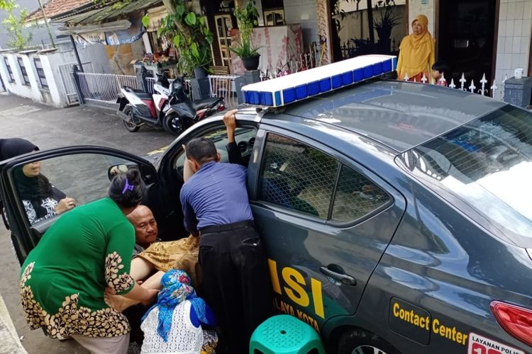 Salah seorang anggota Polsek Ciawi Polres Tasikmalaya Kota, berhasil membantu perempuan melahirkan di mobil patroli pinggir jalan, Selasa (31/3/2020) kemarin.