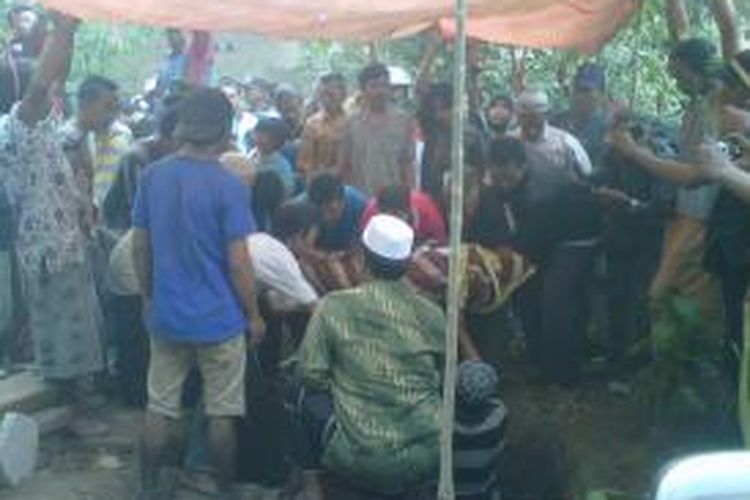 Jenazah Tara (13), Salah satu korban tewas akibat ledakan besar di Gang Malabar, Kelurahan Kota Kulon Kecamatan Bondowoso, Bondowoso, Jawa Timur, dimakamkan di Kompleks Pemakaman Keluarga, Minggu (29/9/13)