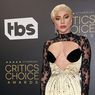 Hadiri Critics Choice Awards 2022, Lady Gaga Tampil Berani dengan Gaun Terbuka