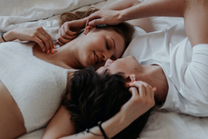 Cuddling Efektif Bikin Hubungan Lebih Erat daripada Seks