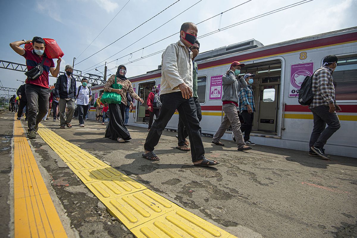 Sejumlah penumpang berjalan usai turun dari rangkaian kereta rel listrik (KRL) Commuterline di Stasiun KA Bogor, Kota Bogor, Jawa Barat, Senin (19/10/2020). PT Kereta Commuter Indonesia (KCI) kembali mengoperasikan jadwal KRL Commuterline secara normal seperti sebelum pandemi Covid-19 mulai pukul 04.00 WIB hingga pukul 24.00 WIB atau sebanyak 993 perjalanan dengan 91 rangkaian kereta setelah adanya perubahan pada beberapa bulan terakhir akibat pemberlakuan PSBB di Jabodetabek.