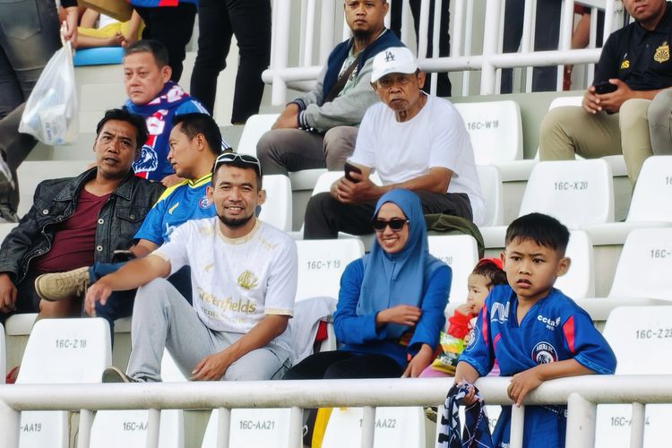 Suporter Arema FC saat menyaksikan klub nya berlaga di Super League 2025-2026.