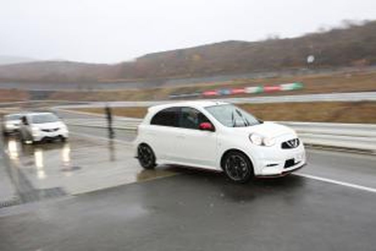 Nissan March Nismo saat dicoba di lintasan pendek Fuji Speedway, Jepang