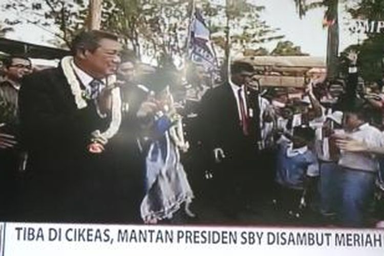 Mantan Presiden Susilo Bambang Yudhoyono berjalan kaki menuju kediaman pribadinya di Cikeas, Bogor, Jawa Barat, Senin (20/10/2014) petang, selepas menyelesaikan masa jabatan sebagai Presiden keenam Indonesia.