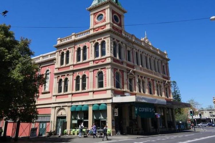 Menikmati kota Sydney di Australia dengan Culture Scout trip. Dengan didampingi pemandu wisata, wisatawan diajak melewati galeri, kafe, pertokoan, dan bar. 