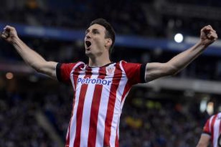 Penyerang Athletic Bilbao Aritz Aduriz, ketika merayakan keberhasilan mencetak gol ke gawang Espanyol, pada pertandingan Copa del Rey, di Cornella, 4 Maret 2015. Gol itu ikut menentukan kemenangan Bilbao 2-0. Gol lainnya dicetak  Xabier Etxeitia (42). 