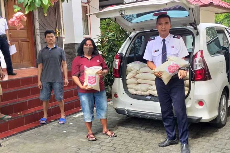 prosesi pembagian paket bantuan oleh yayasan Salvation Army Indonesia, Senin (20/4/2020)