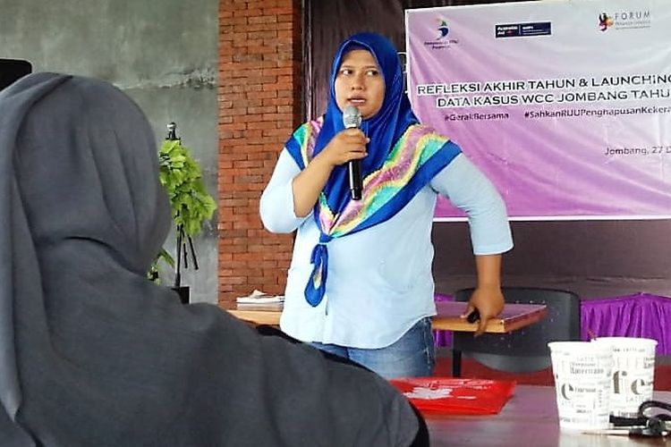 Elmia, Koordinator Divisi Pendampingan dan Pelayanan Womens Crisis Center (WCC), menyampaikan catatan akhir tahun terkait kasus kekerasan terhadap perempuan dan anak di Kabupaten Jombang, Kamis (27/12/2018).