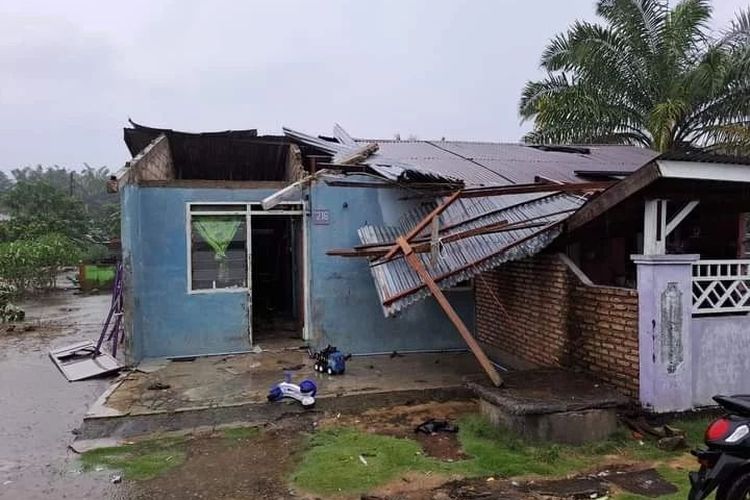 Rumah warga di Kota Subulussalam, Aceh, mengalami rusak sedang pasca diterjang angin puting beliung, Selasa (19/9/2023).