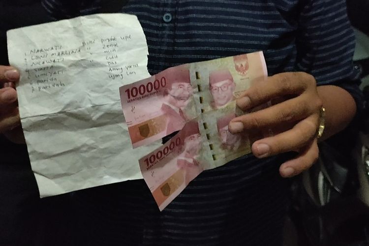 Temuan tindakan politik uang beserta barang bukti uang Rp 1 juta rupiah yang disita dari pelaku diserahkan ke petugas penerima laporan Bawaslu Ogan Ilir