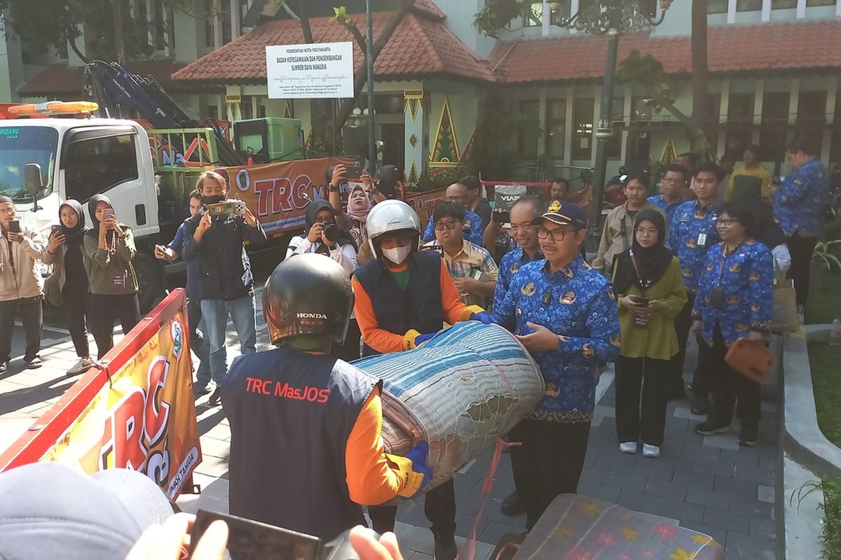 Wali Kota Yogyakarta Hasto Wardoyo launching TRC Mas Jos tugasnya ambil sampah spesifik, Senin (22/9/2025)