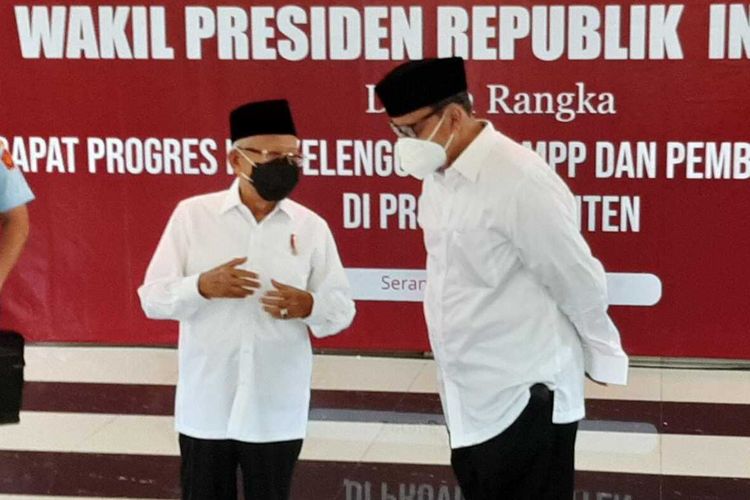 Wapres Ma'ruf Amin saat berbincang dengan Gubernur Banten Wahidin Halim usai memimpin rapat progres penyelenggaraan mal pelayanan publik (MPP) di Kota Serang