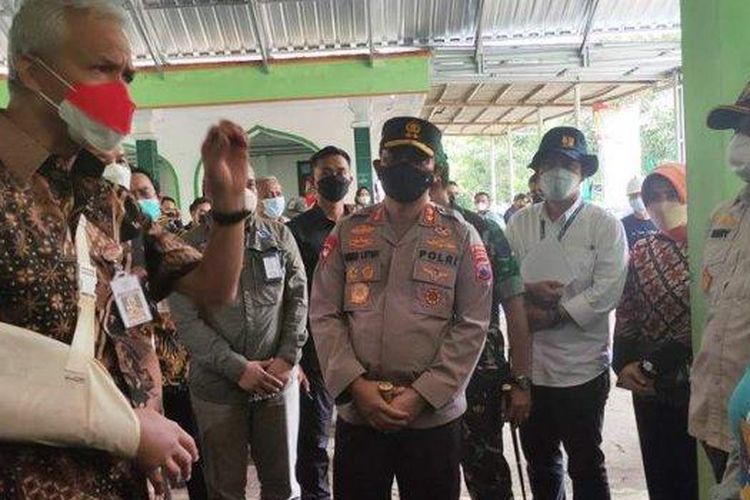 Gubernur Jawa Tengah, Ganjar Pranowo, menemui sejumlah warga Desa Wadas, Purwokerto. Kedatangan Ganjar terjadi setelah sebelumnya, warga yang menolak pembangunan pertambangan quarry terlibat ketegangan dengan aparat gabungan dari TNI-Polri.