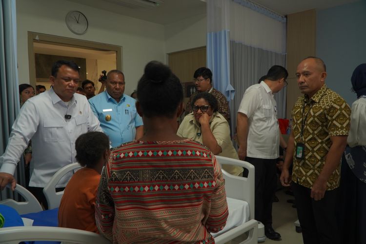 Wakil Kepala BGN dan Wamendagri Tinjau Pasien Dugaan Keracunan MBG di RSUP Jayapura