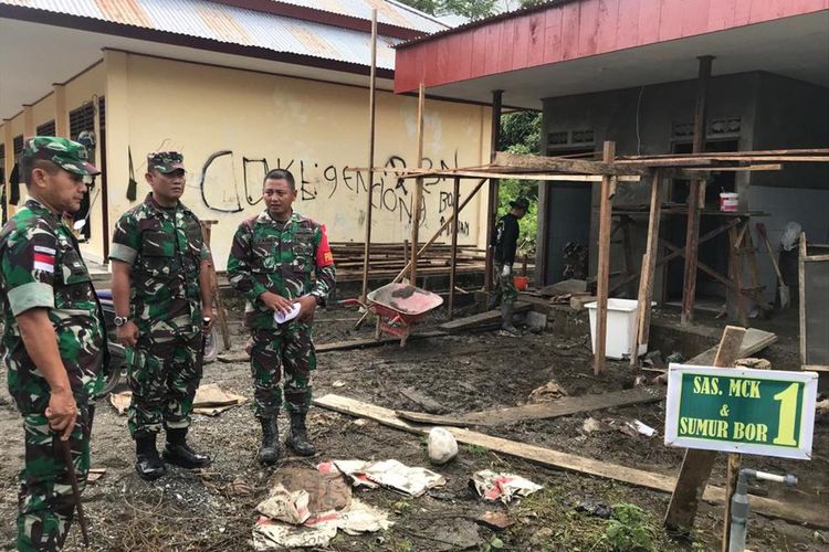 Komandan Korem 174/Anim Ti Waninggap Brigadir Jenderal TNI Raden Agus Abdurrauf didampingi Dandim 1710/Mimika Letkol Inf. Pio L. Nainggolan ketika meninjau pembangunan MCK.