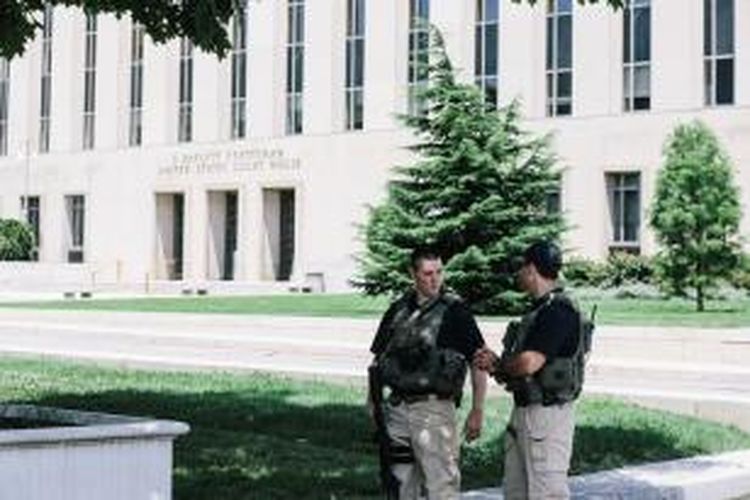 Penjagaan ketat terlihat di depan sebuah gedung pengadilan federal AS di Washington DC saat menyidangkan tersangka utama dalang penyerangan konsulat AS di Benghazi, Libya dua tahun lalu.