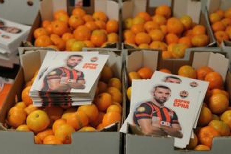 Gelandang Shaktar Donetsk asal Kroasia, Darijo Srna, membeli 20 ton jeruk untuk diiberikan kepada anak-anak di Ukraina. 