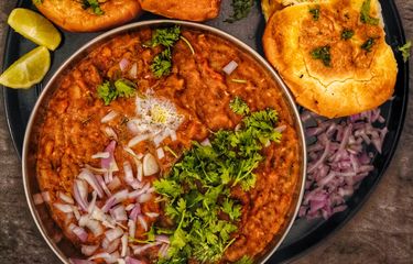 Makanan pav bhaji khas India.