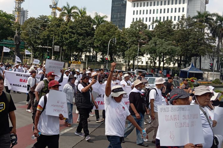 Massa aksi tuntut Presiden Jokowi Selamatkan Industri Tekstil Dalam Negeri, Jakarta Pusat, Kamis (27/6/2024)