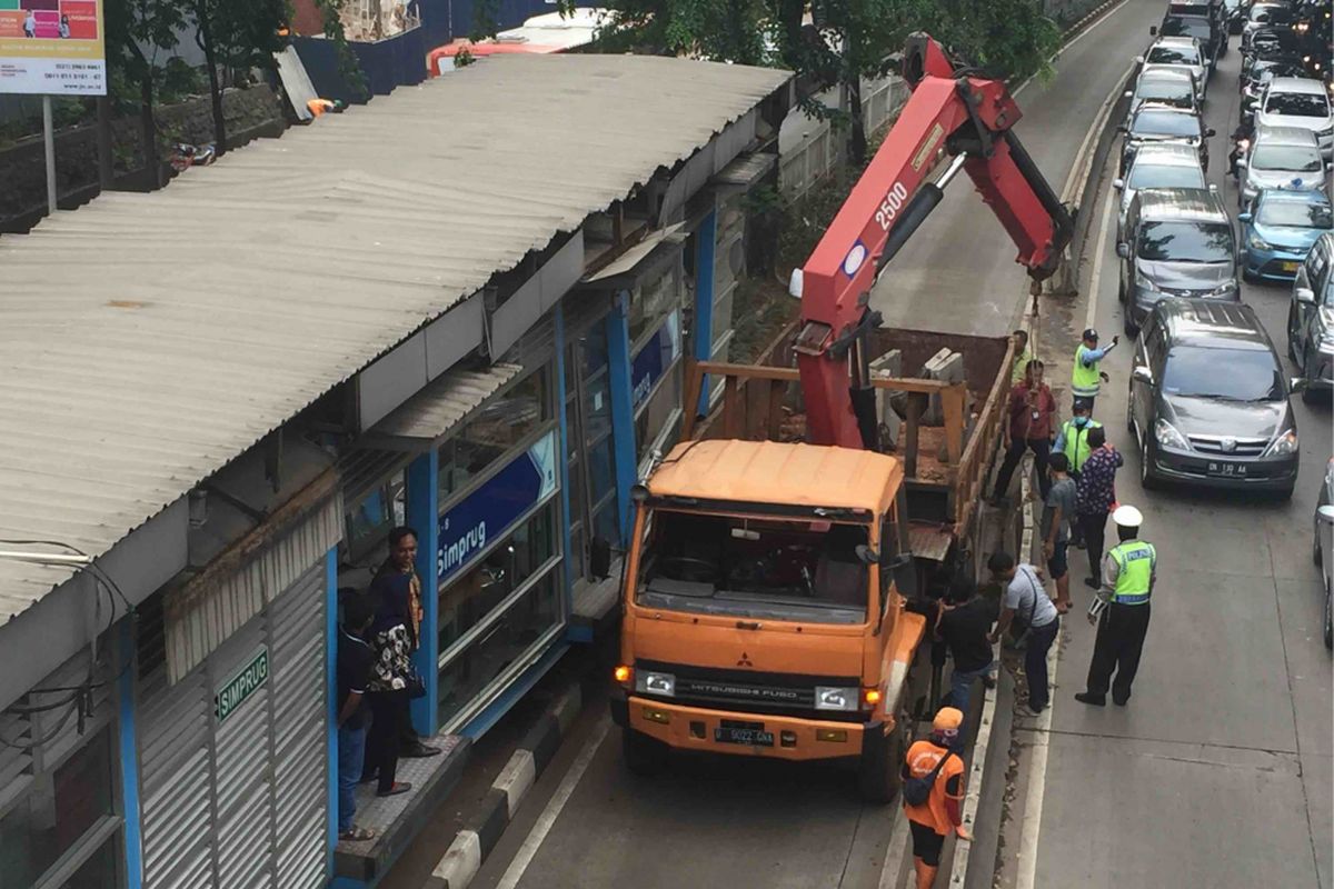 Kamis (19/4/2018) dini hari, sebuah truk kontainer bernopol B 9715 GDA menabrak Halte Simprug di kawasan Kebayoran Lama, Jakarta Selatan. Kejadian itu membuat sebagian kaca halte pecah serta merusak fondasi halte.