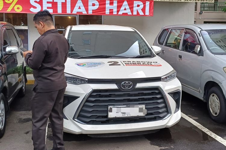 Potret mobil bergambar Capres-Cawapres yang terparkir di kawasan Apartemen Kalibata City, Pancoran, Jakarta Selatan, Selasa (13/2/2024).