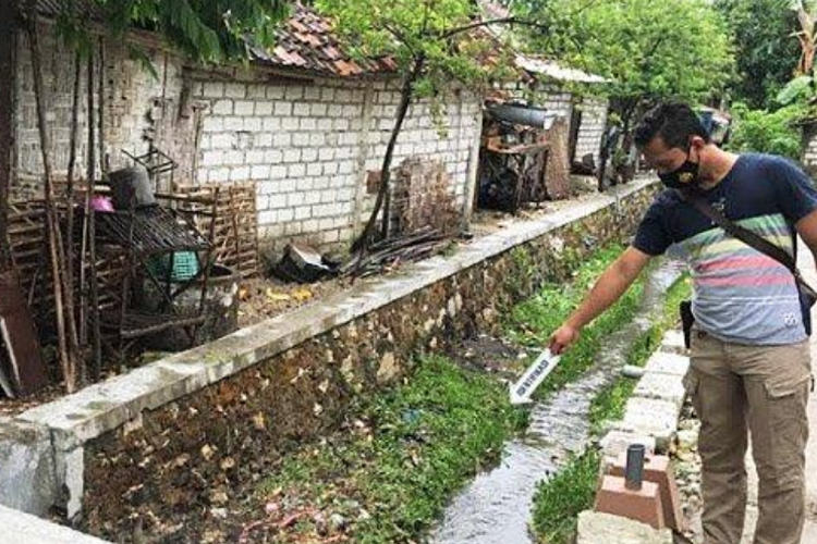 Petugas Kepolisian melakukan olah TKP meninggalnya balita yang terseret arus deras sungai di Desa Compreng, Kecamatan Widang, Kabupaten Tuban, Jawa Timur. Sabtu (31/10/2020). 