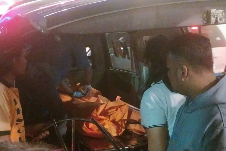 Petugas melakukan evakuasi korban di Mall Paragon Semarang, Jawa Tengah pada Selasa (10/10/2023) malam.