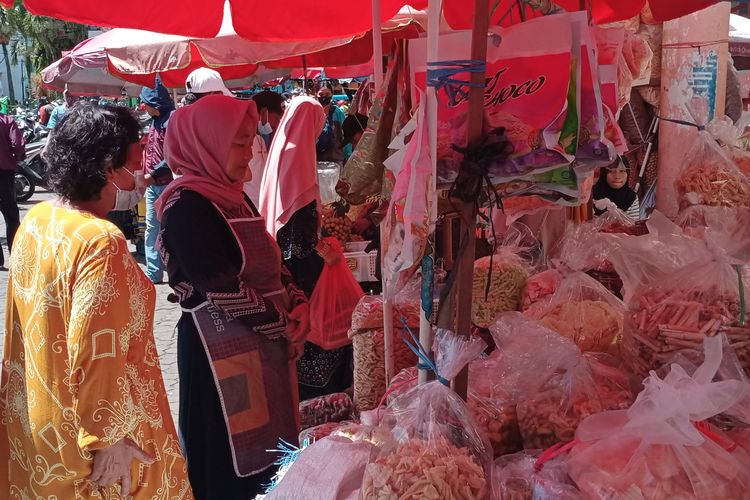Pedagang kaki lima yang menjual jajanan kering mulai bertebaran didepan pintu masuk dan pinggir jalan di Pasar Besar Kota Malang, Jawa Timur pada Jumat (22/4/2022).