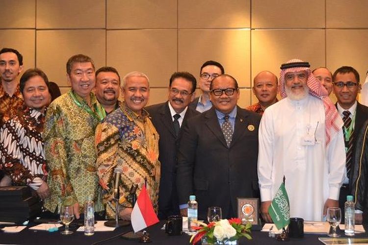 Sekretaris Jenderal DPP Realestat Indonesia (REI), Totok Lusida, Ketua Umum DPP REI Soelaeman Soemawinata, Mantan Menteri BUMN Sugiharto, Chairman of Hospitality Committee Kadin Jeddah, Adil Abdul Manief Makki dan Saudi Real Estate Development House, Abdul Aziz A. Al Ohaly.