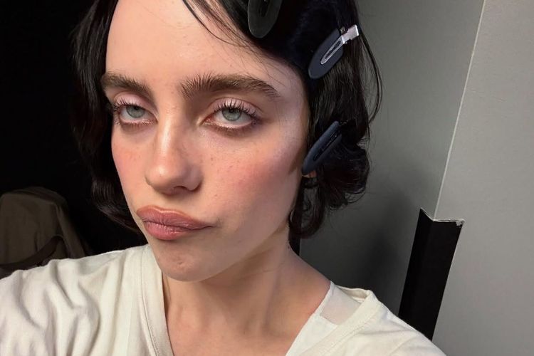 Billie Eilish, salah satu icon tired girl look. Tren tired girl look sedang viral di TikTok karena menonjolkan kejujuran dan keaslian wajah. Simak selengkapnya.