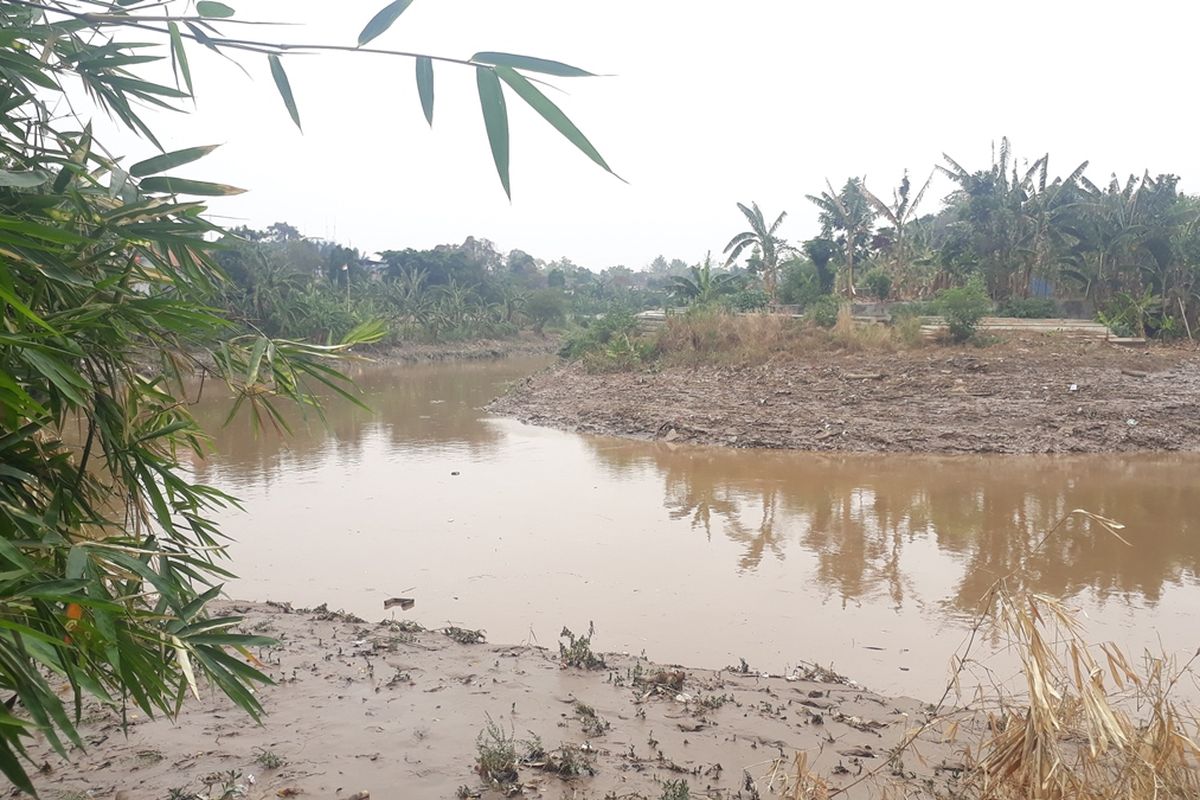 Sungai Ciliwung yang berdampingan langsung dengab wilayah RT 06, RW 011, Kelurahan Cililitan, Kecamatan Kramat Jati, Jakarta Timur, Rabu (9/10/2019).
