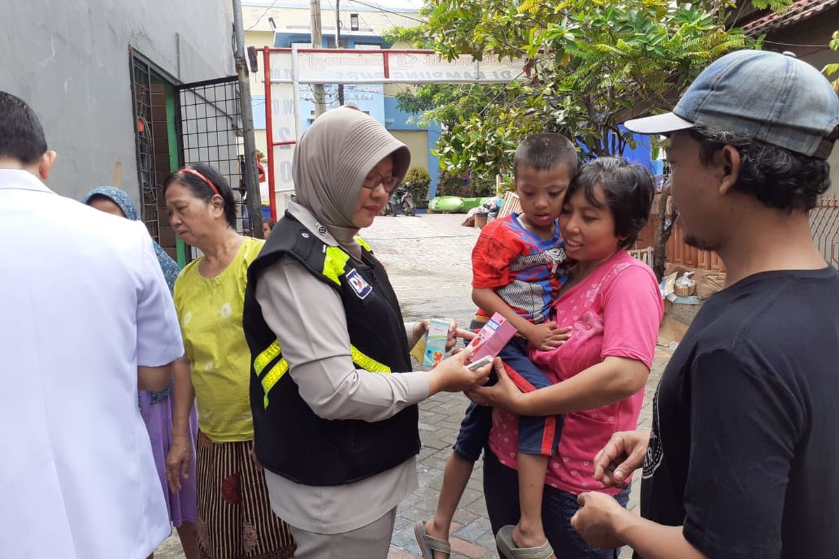 Bakti Kesehatan Polres Metro Tangerang Kota pasca banjir di Perumahan Pondok Arum, Karawaci Kota Tangerang, Senin (6/1/2020)