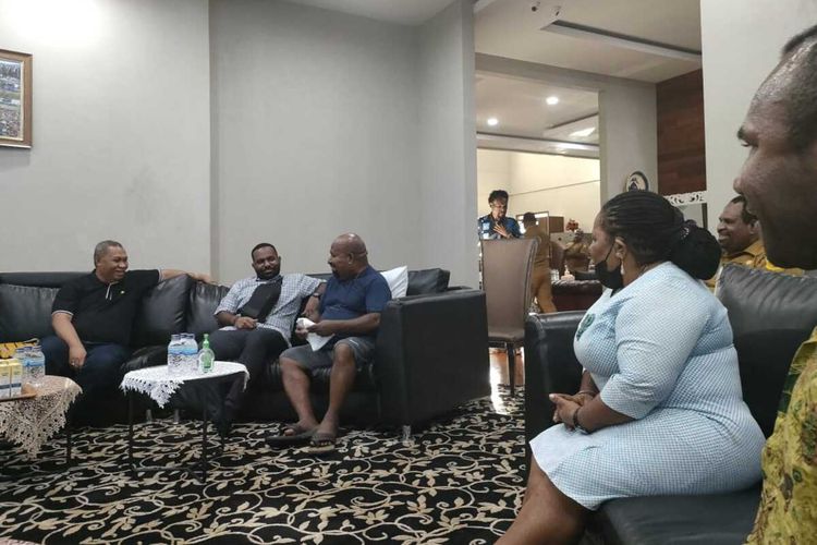 THAGP menemui Gubernur Papua Lukas Enembe di kediaman pribadinya, Jayapura, Papua, Selasa (25/10/2022)
