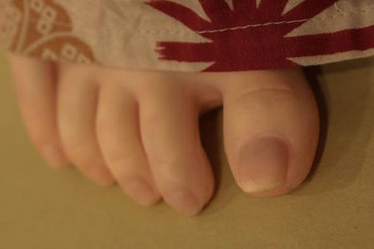 Detail kuku jari kaki pada boneka seks yang dipamerkan di Tokyo.