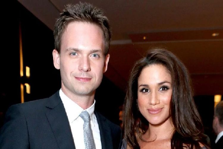 Patrick J Adams berpose dengan Meghan Markle