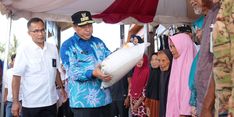 Pj Gubernur Bahtiar Salurkan Bantuan Beras untuk Warga di Kabupaten Takalar