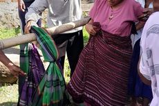 Jalan Rusak Parah, Ibu Hamil di Sumbawa Ditandu ke Puskesmas