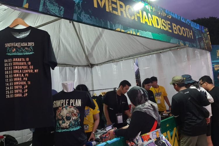 Penonton memilih merchandise resmi Simple Plan di area Everblast Festival 2023 di Gambir Expo Kemayoran, Jakarta Pusat, Sabtu (3/3/2023).