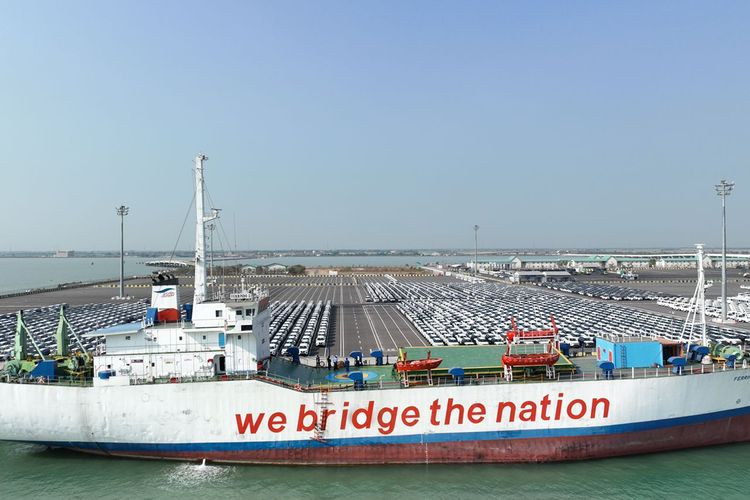 Kapal penyeberangan Jembatan Nusantara menjadi jalur vital distribusi logistik antar pulau.