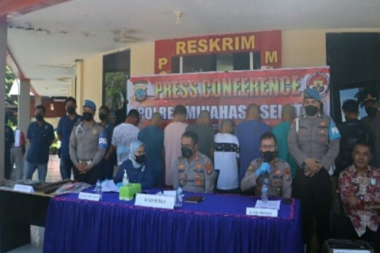 Tampak para tersangka pengeroyokan hingga tewas di Minahasa Selatan (Minsel), Sulawesi Utara, dihadirkan saat konferensi pers yang digelar Polres Minsel.