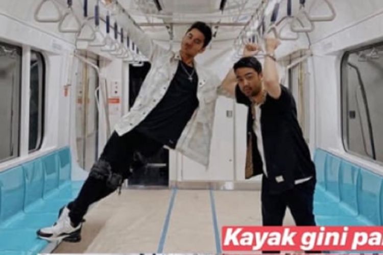 Foto yang menunjukkan influencer bernama Aqsa Aswar menginjak kursi kereta MRT beredar di sosial media sejak Senin (28/1/2019). 

